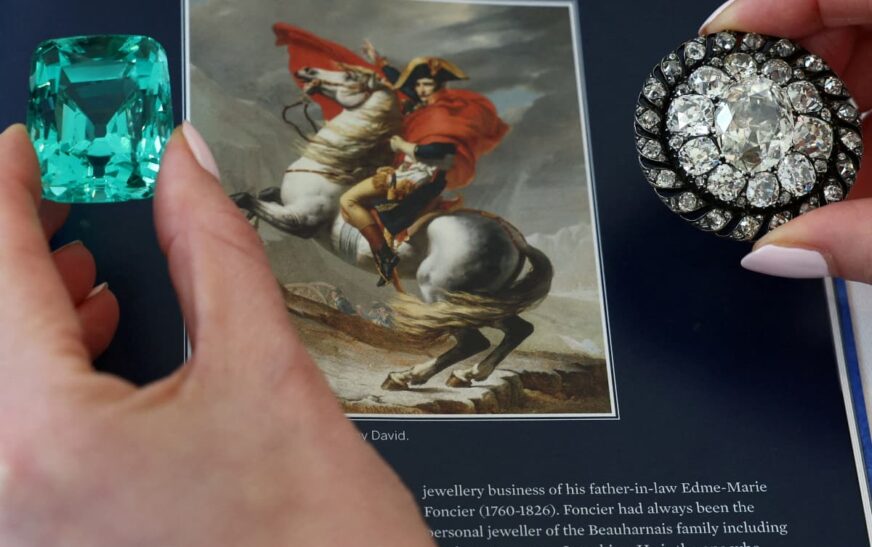 El Broche Imperial: Un Tesoro del Imperio Francés Valido Más de 41 Millones de Dólares en Una Subasta Histórica.