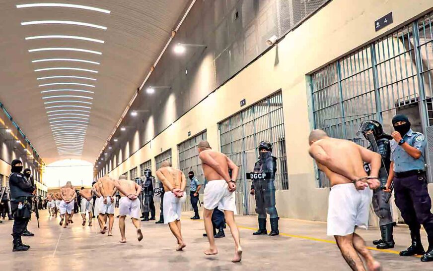 «La Oscuridad de la Justicia: Torturas y Abusos en Mega Cárcel Expuesta por Human Rights Watch»