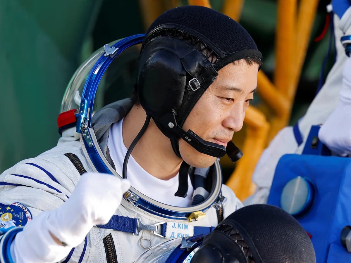 «Desafío Completado: La Épica Vuelta de Jonny Kim y Su Tripulación a la Tierra, Tras 245 Días en el Espacio»