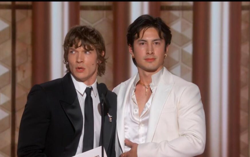 Estrellas emergentes Connor Storrie y Hudson Williams conquistan la noche de los Globos de Oro con su brillo inesperado