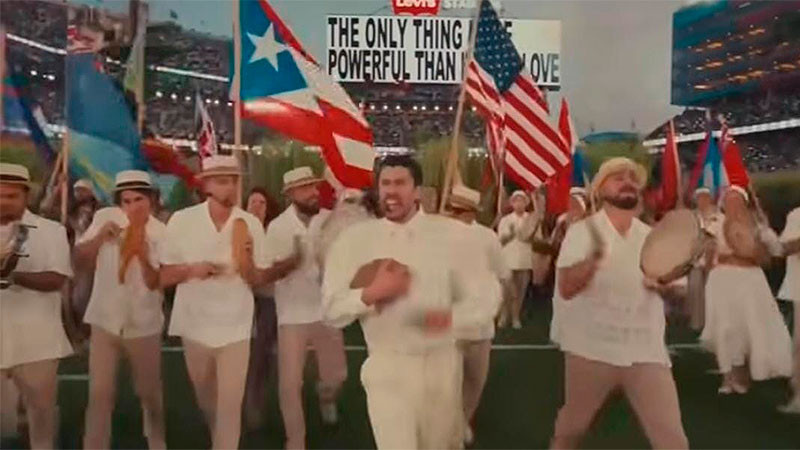 Bad Bunny interpreta un mensaje político en el Super Bowl